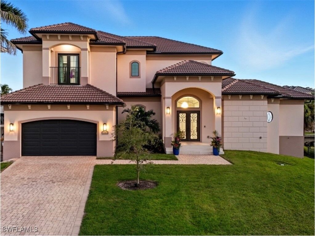 Property Photo: 388 Pine Avenue FL 34108