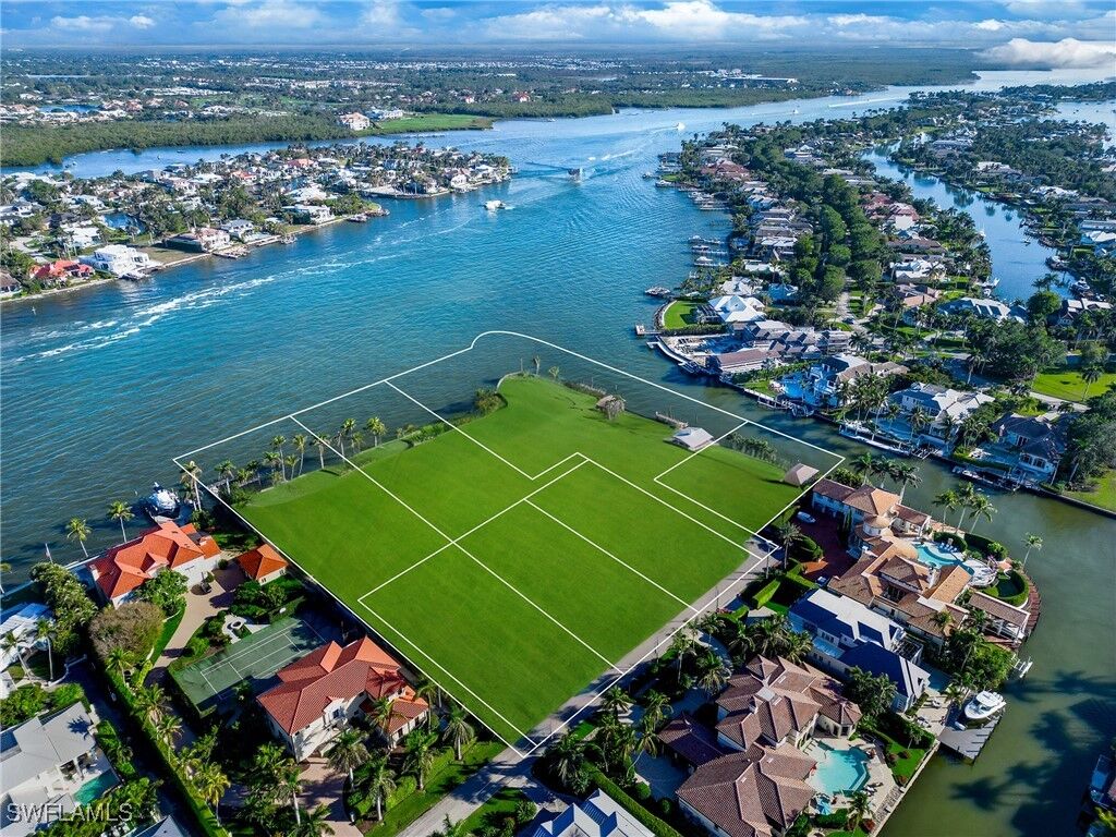 Property Photo:  820 Jamaica Lane  FL 34102 