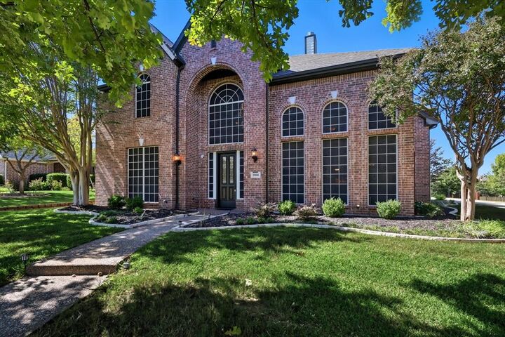 Property Photo: 1304 Camberley Court TX 76248