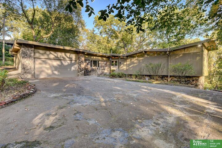 Property Photo: 9322 Oak Street NE 68124
