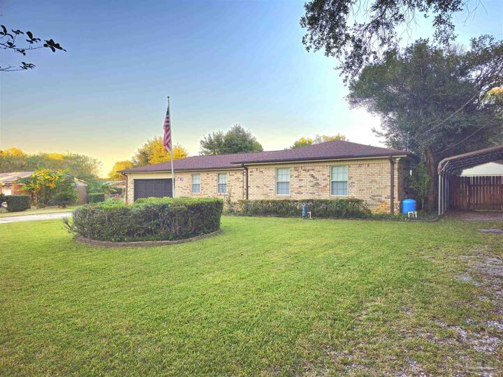 Property Photo: 6410 White Oak Dr FL 32503