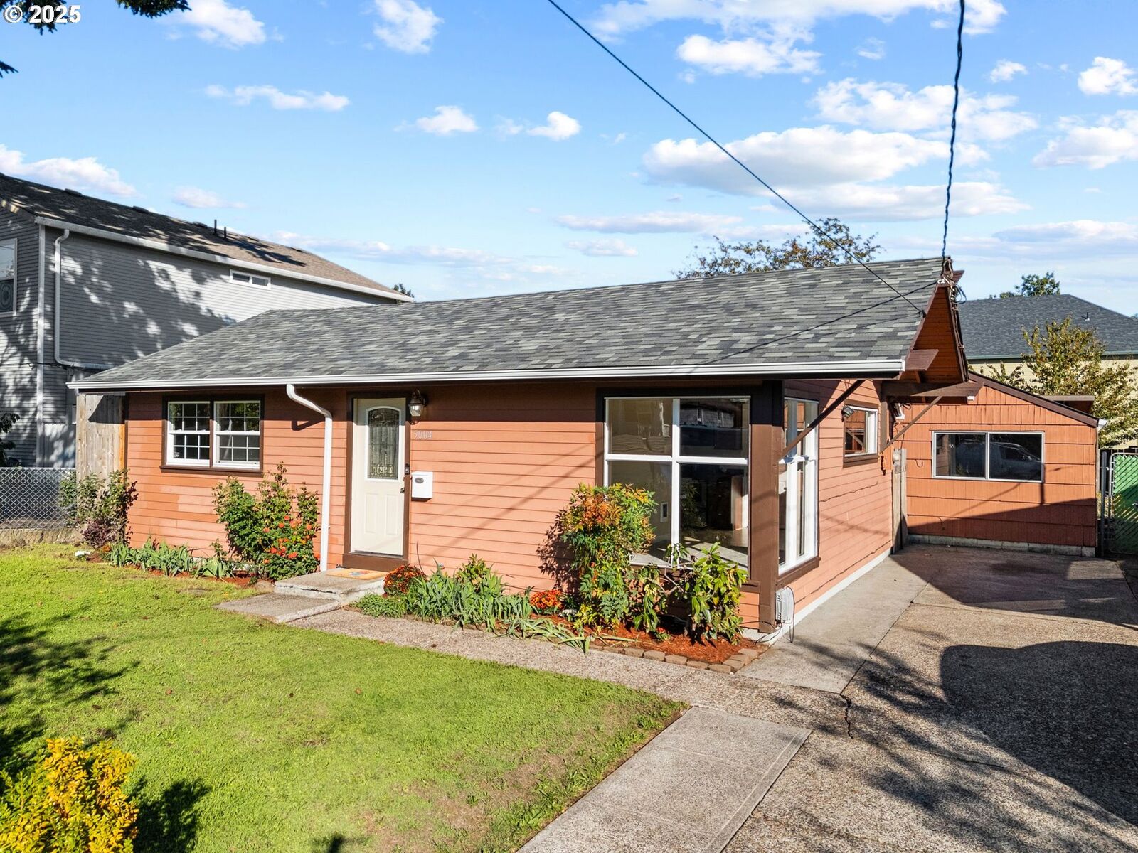Property Photo: 5004 SE 99th Ave OR 97266