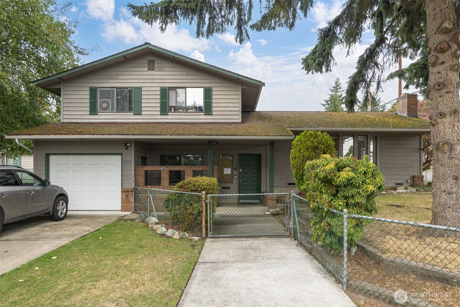 Property Photo:  3515  Everett Avenue  WA 98201 
