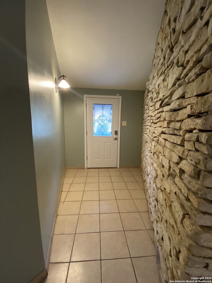 Property Photo: 611 Oblate Dr TX 78216