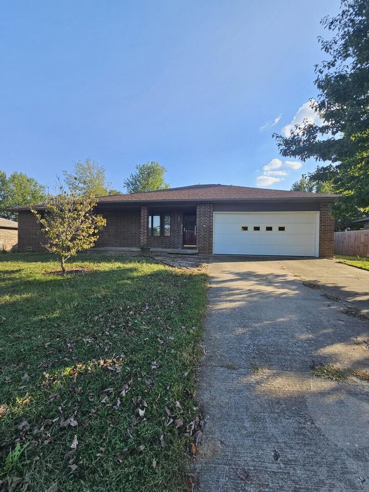 Property Photo: 2306 W Auburn Street MO 65613