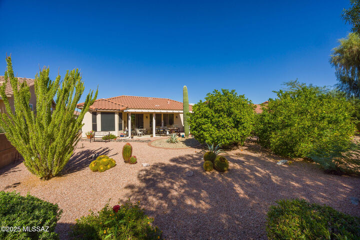 Property Photo: 8103 W Greensleeves Way AZ 85743