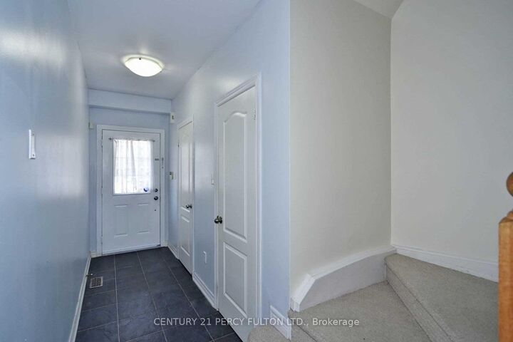 Photo de la propriété:  65 Aldonschool Court Main+2nd Flr  ON L1S 0C5