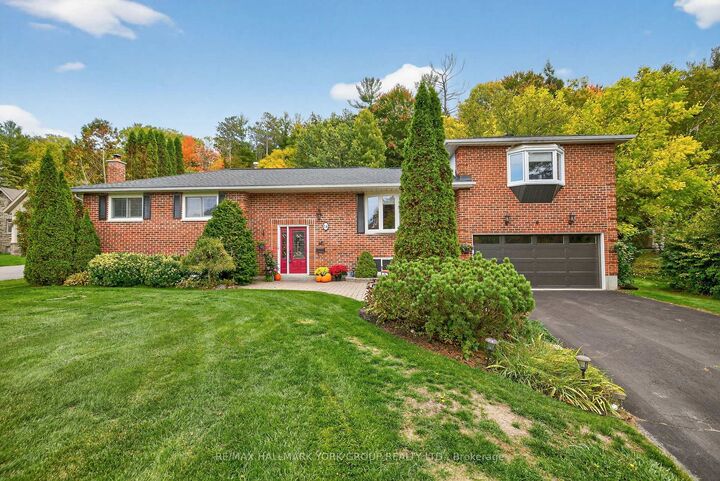 Property Photo:  14 Anchor Court  ON L9N 1G1