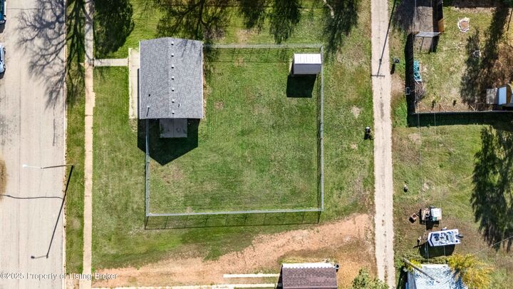 Property Photo: 916 1st Avenue E ND 58647