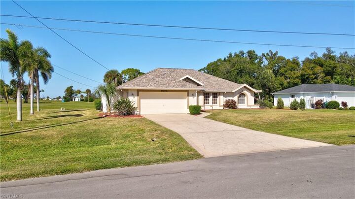 Property Photo: 1574 NW 28th Ave FL 33993
