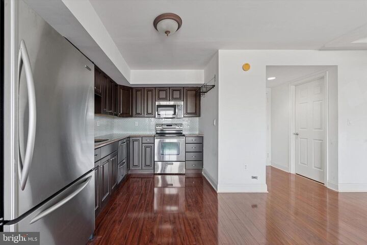 Property Photo: 200 Lombard Street 10 804 PA 19147