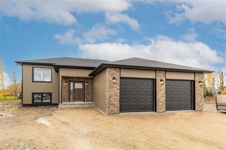 Property Photo:  64 Parkside Crescent  MB R5G 2X3 