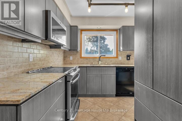 Property Photo: 12 Camdon Court ON N4G 4B3