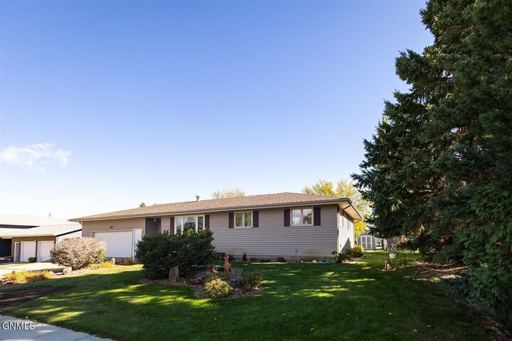 Property Photo: 643 9th Avenue SW ND 58601