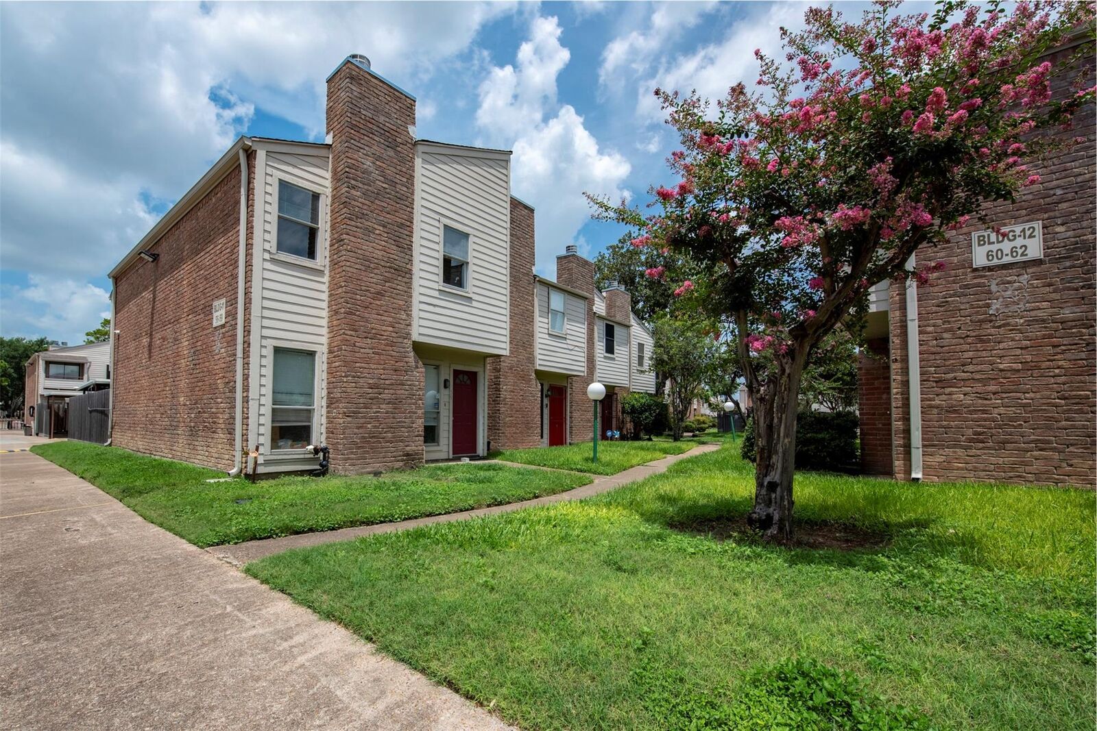 Property Photo: 3901 Woodchase Drive 59 TX 77042