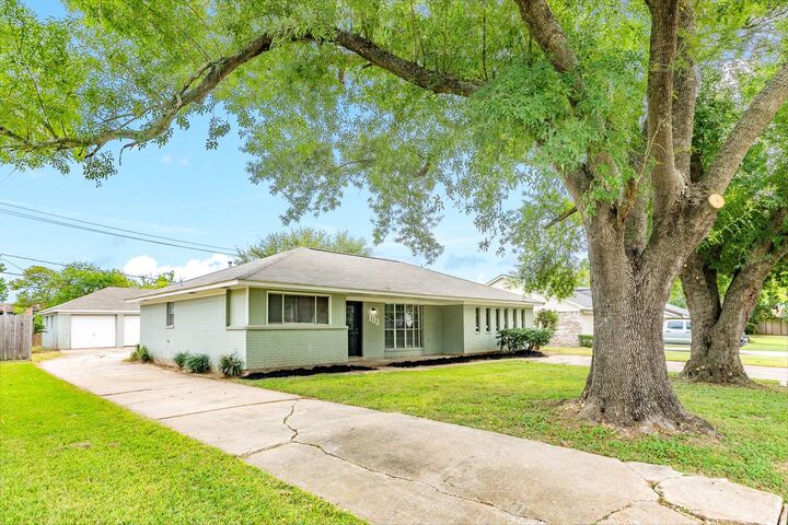 Property Photo: 103 Honeysuckle TX 77566-4345