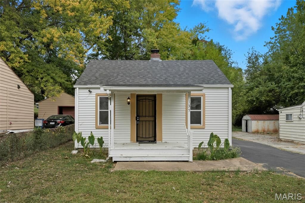 Property Photo: 135 Grether Ave Avenue MO 63135