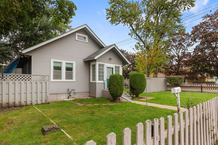 Property Photo: 824 N Butrick Street IL 60085
