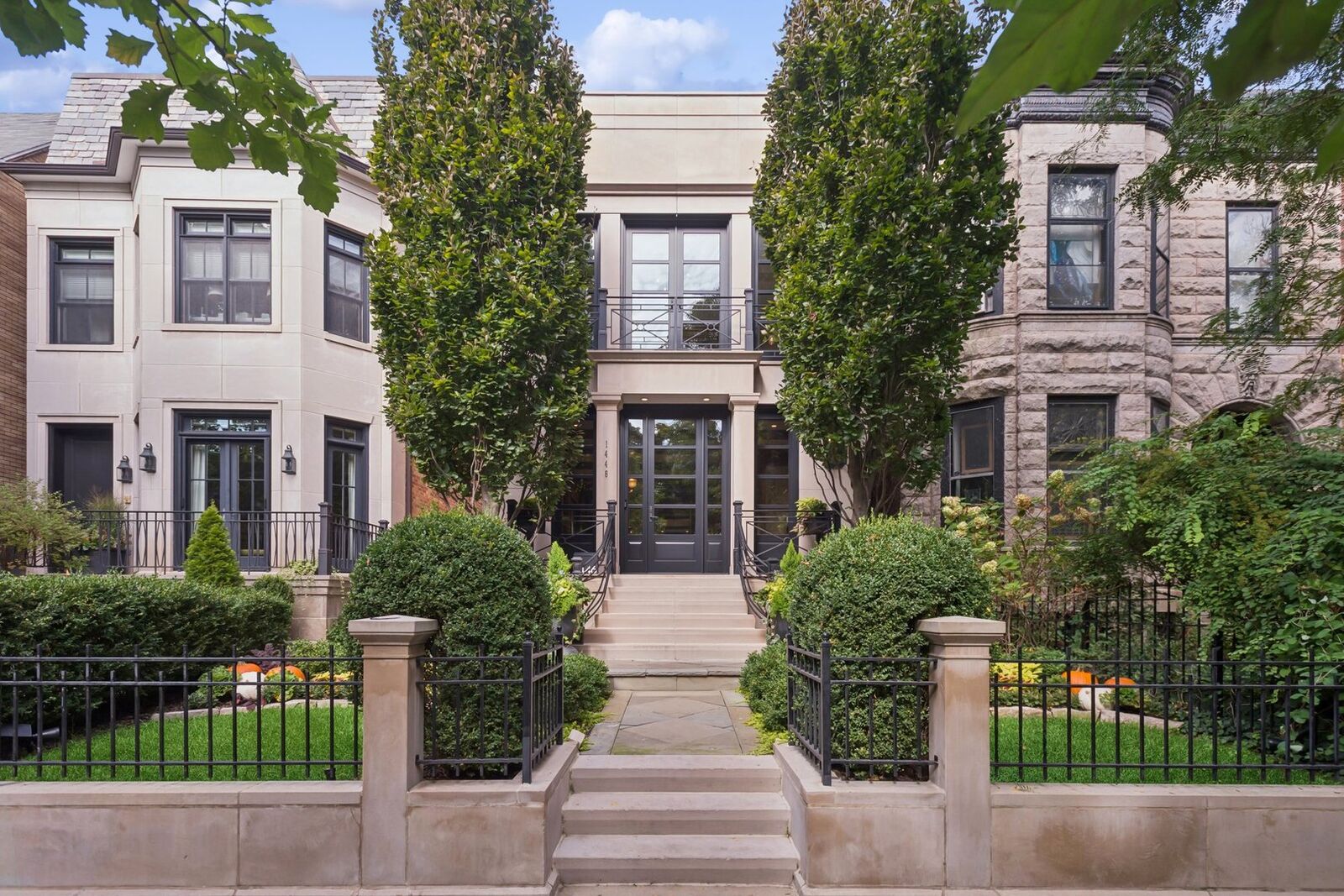 Property Photo: 1446 W Belle Plaine Avenue IL 60613