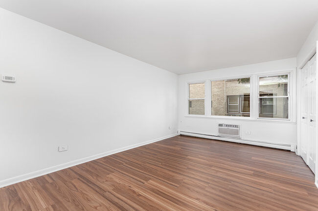 Property Photo: 1511 W Birchwood Avenue 1F IL 60626