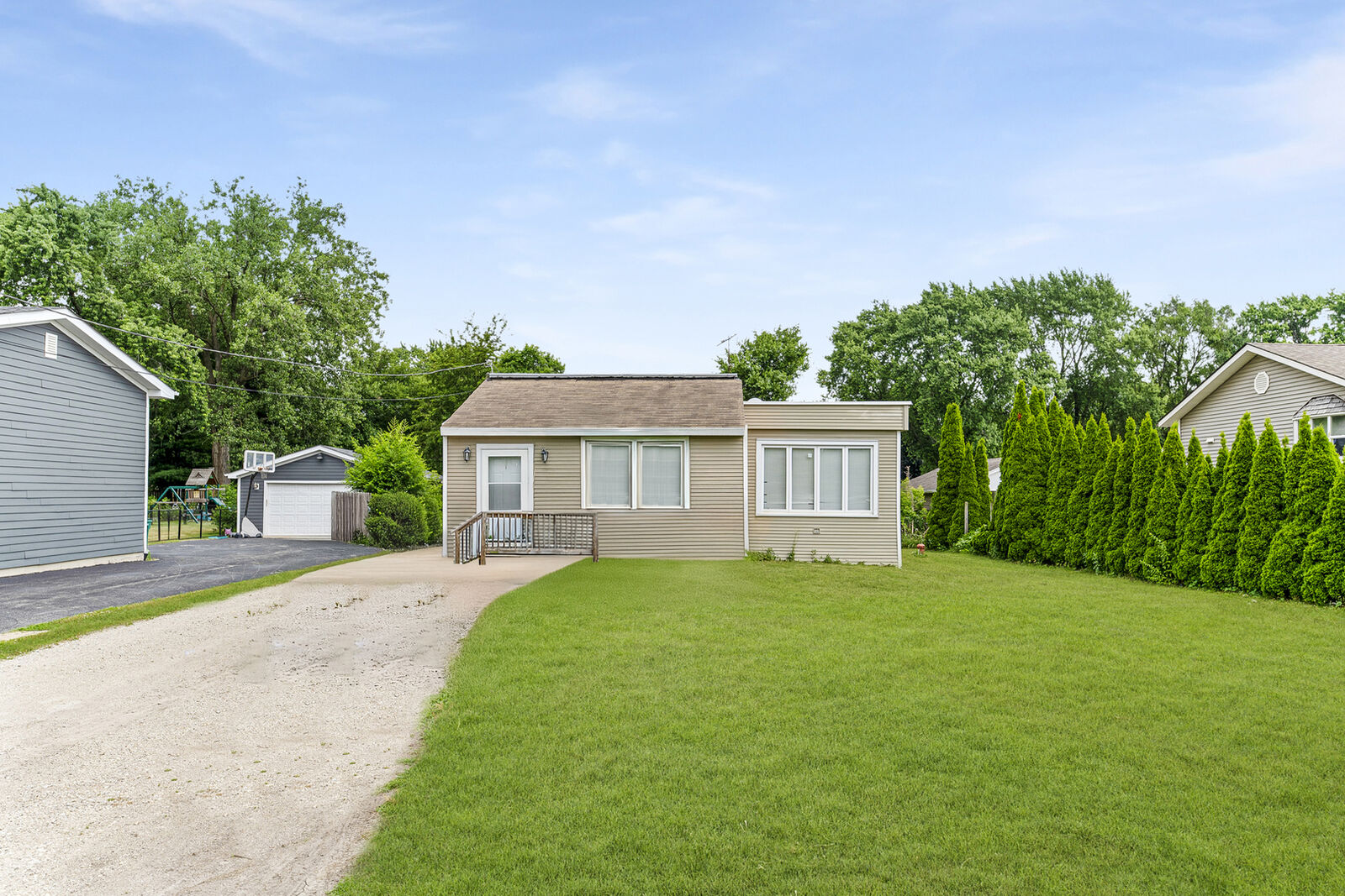 Property Photo:  1S217 Valley Road  IL 60148