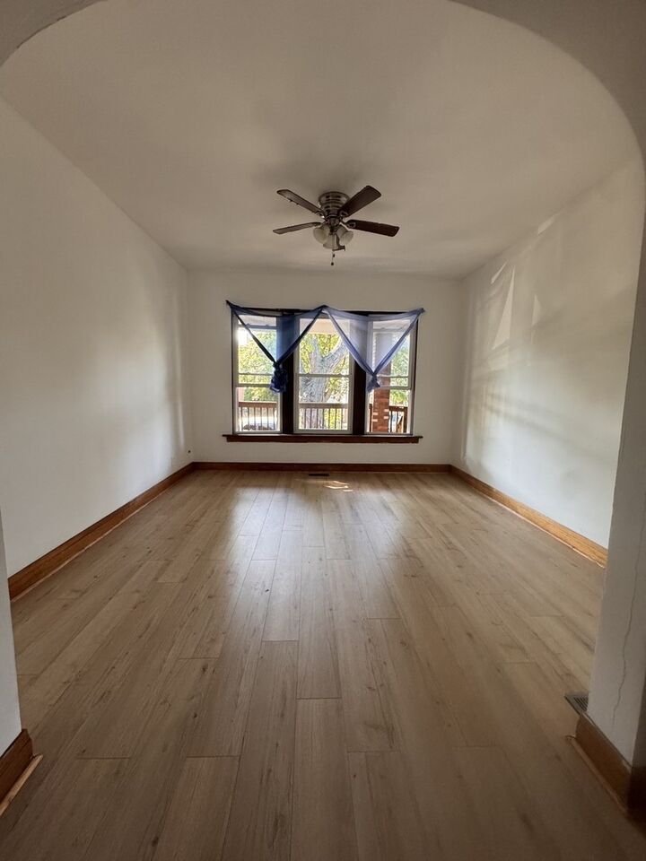 Property Photo: 7337 N Honore Street 1 IL 60626
