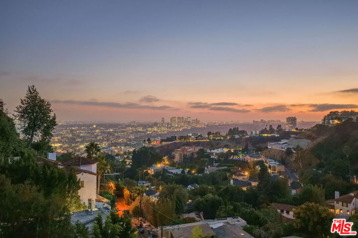 Property Photo:  1528 Forest Knoll Drive  CA 90069 