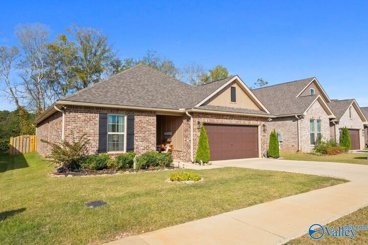 Property Photo: 15727 Mizewell Lane AL 35749