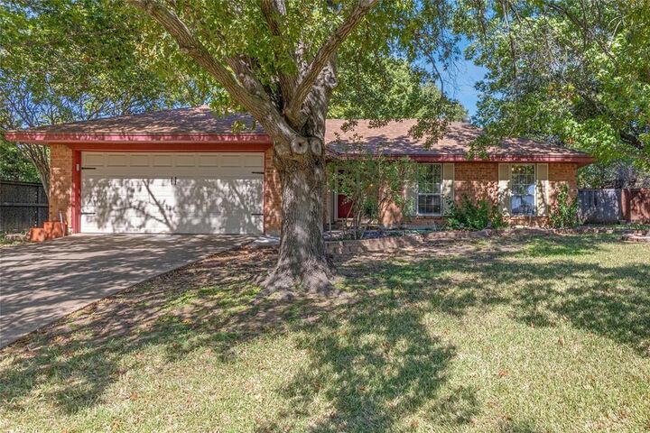 Property Photo:  712 Springwood Drive  TX 76054 