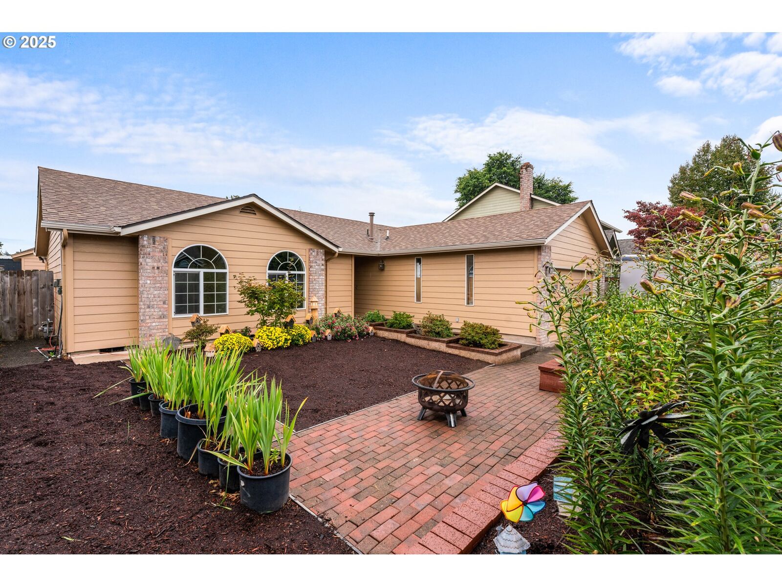 Property Photo:  4802 NE Fuhrer Ct  OR 97305 