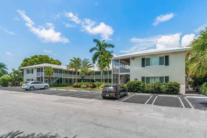 Property Photo: 426 NE 7th Avenue 2G FL 33483