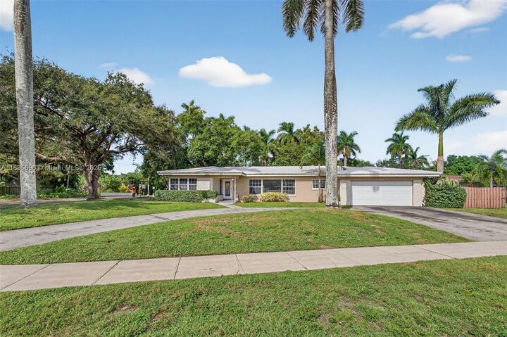 Property Photo: 801 Holly Ln FL 33317