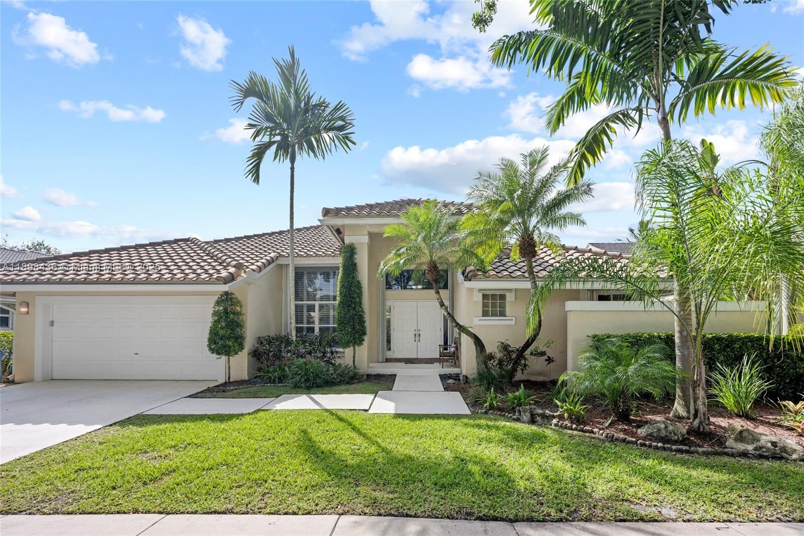 Property Photo: 985 Spoonbill Cir FL 33326