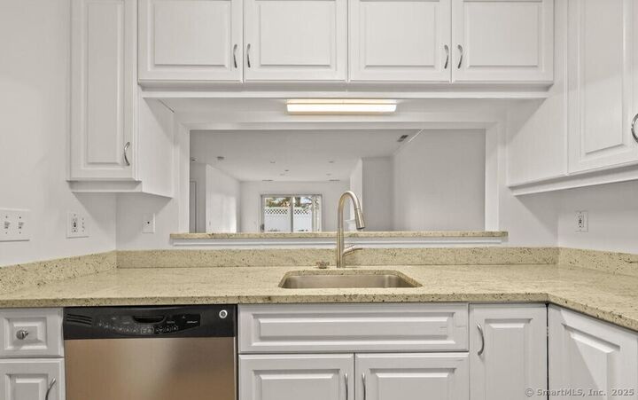 Property Photo: 51 Forest Avenue Apt 82 CT 06870