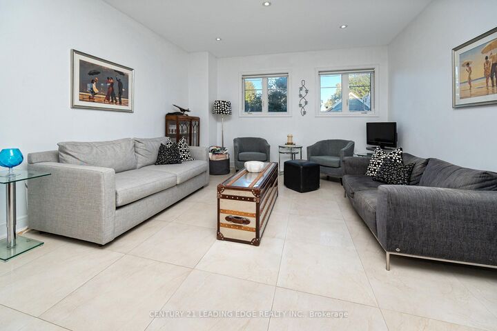 Photo de la propriété: 82 Woodbine Avenue ON M4L 2A2