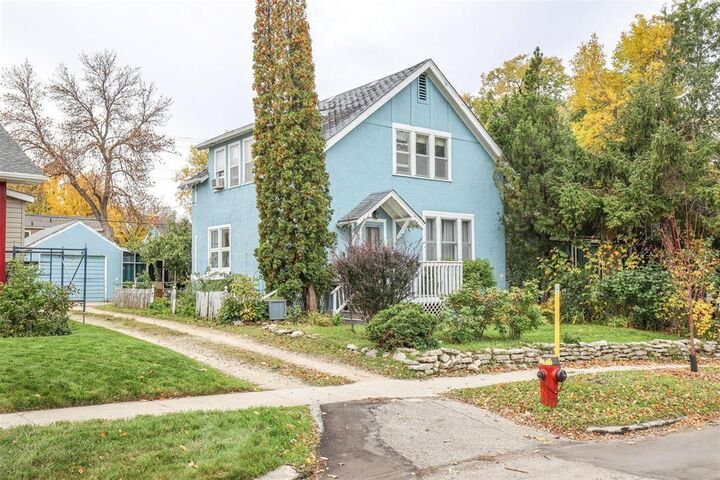 Property Photo: 138 Leighton Avenue MB R2K 0J2