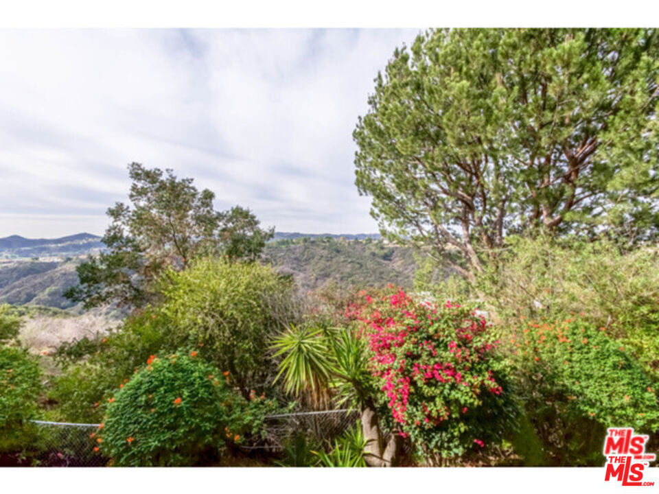 Property Photo:  2345 Roscomare Rd  CA 90077