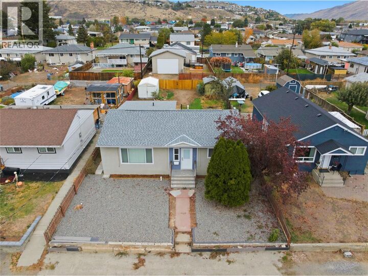 Property Photo:  1044 Selkirk Avenue  BC V2B 1V3