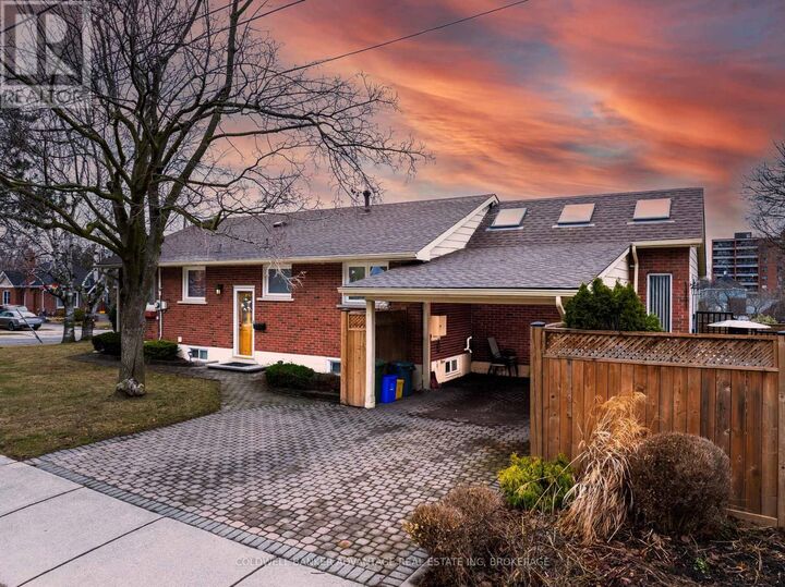 Property Photo:  17 Wardrope Avenue  ON L8G 1R9 