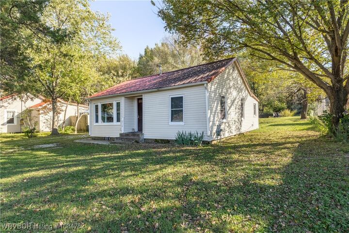 Property Photo:  215 E Velma Avenue  AR 72764