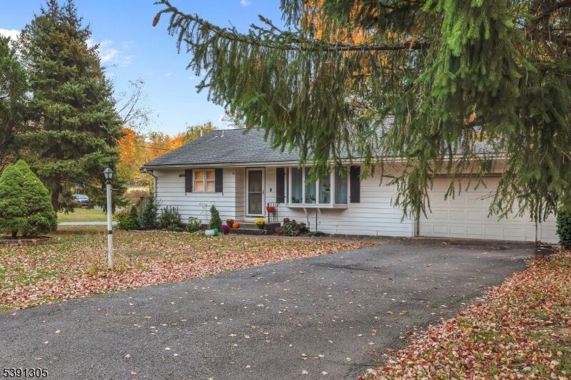 Property Photo:  13 Iron Horse Dr  NJ 08551 