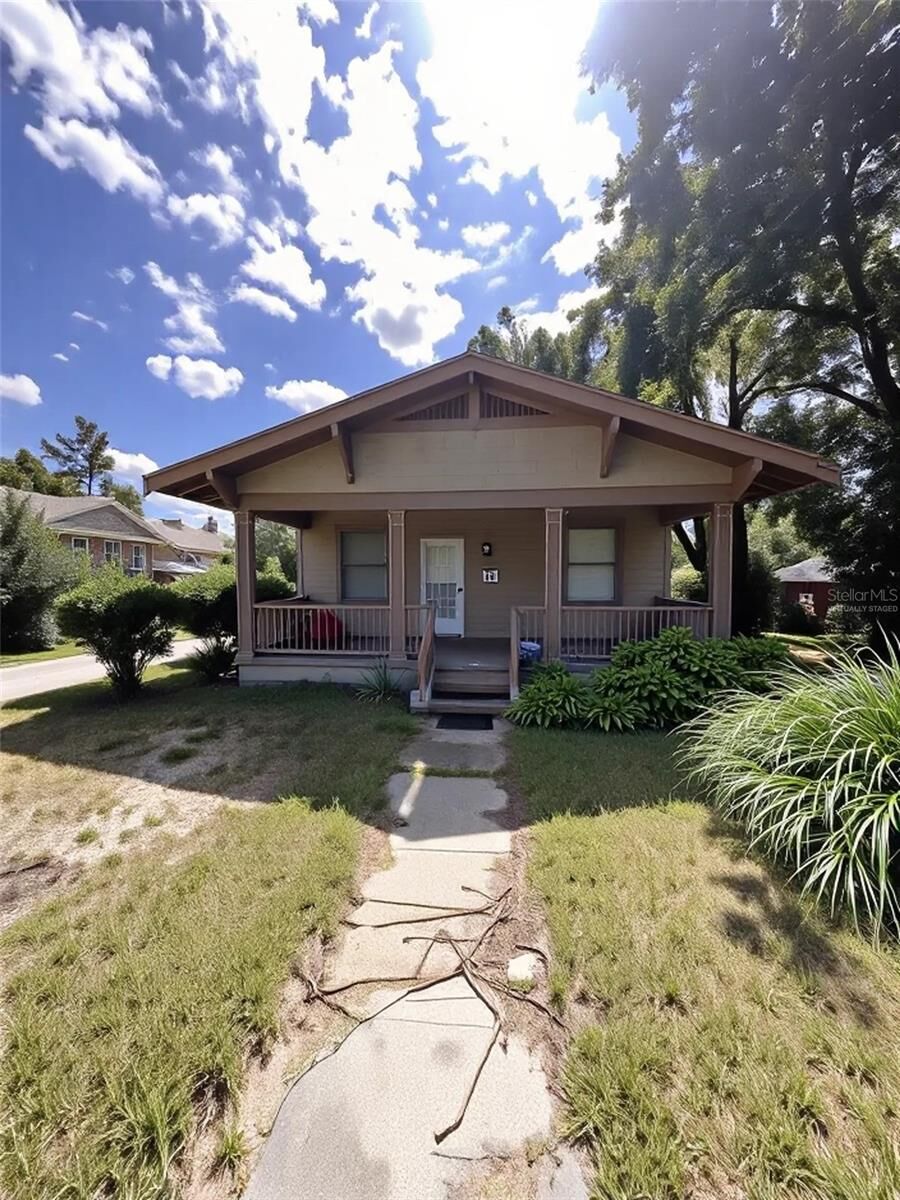 Property Photo: 112 W Powhatan Avenue FL 33604
