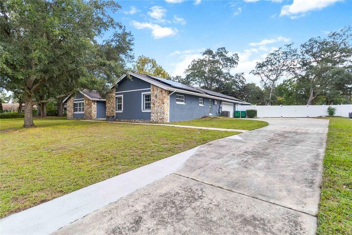 Property Photo:  805 Leopard Trail  FL 32708 