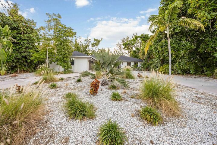 Property Photo: 635 Tropical Circle FL 34242