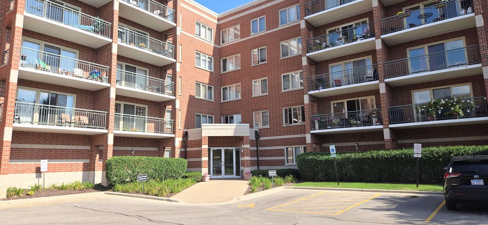 Property Photo: 6430 W Berteau Avenue 203 IL 60634
