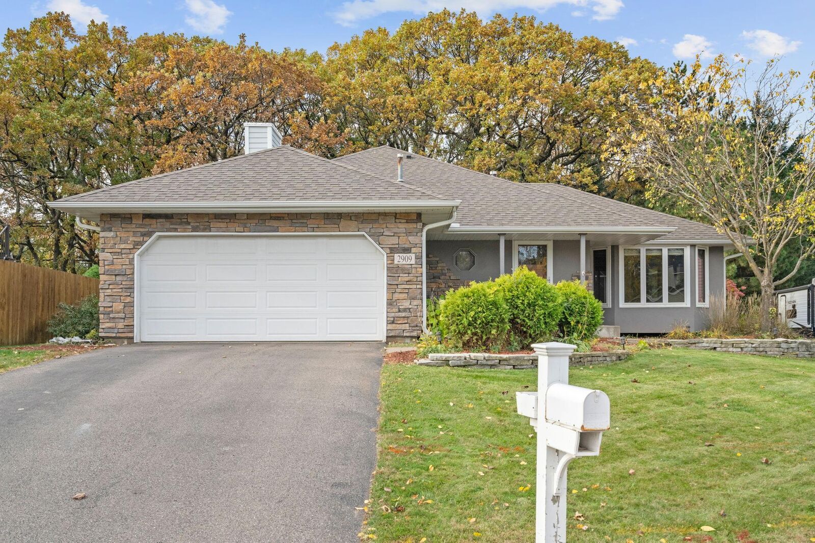 Property Photo:  2909 Sunnyside Circle  MN 55306 