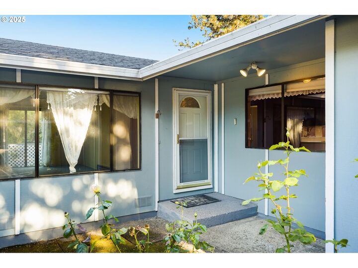 Property Photo: 1609 Camino Dr OR 97116