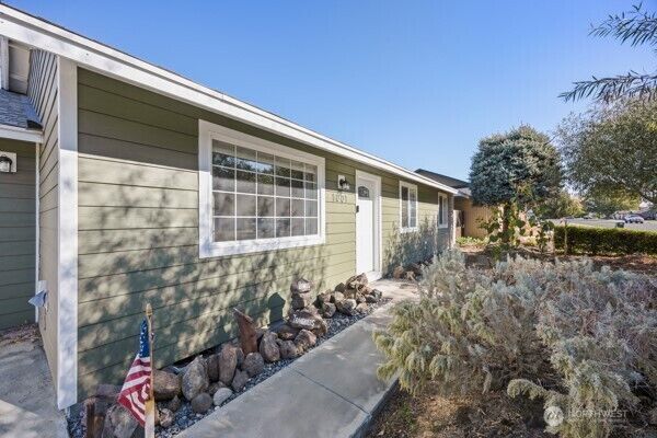 Property Photo: 1001 E Hayden Drive WA 98837
