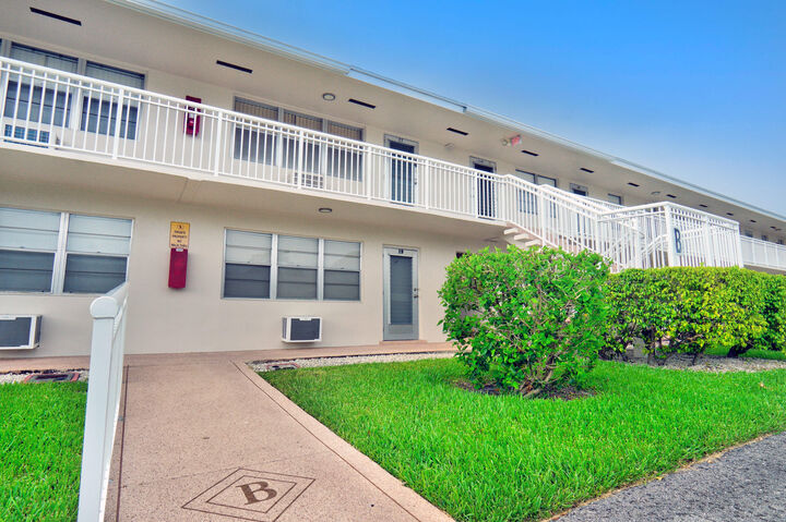 19 Hastings B  West Palm Beach FL 33417 photo