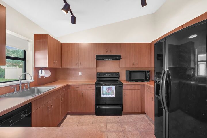 Property Photo: 11 Lytton Ln FL 32137